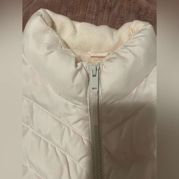 GAP Off-White Lightweight Puffer Vest - Picture 4 of 5